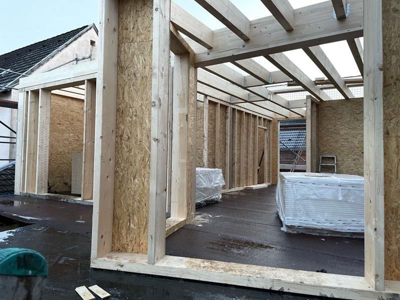 Ein im Bau befindliches Gebäude mit vielen Holzbalken