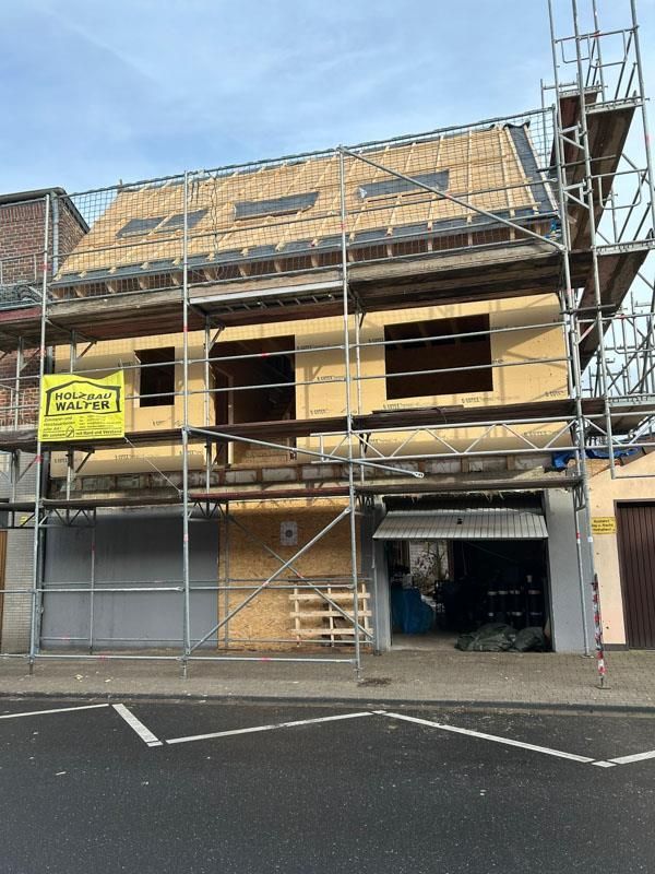 Ein im Bau befindliches Gebäude mit Gerüst darum herum