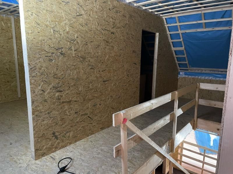 Eine Holztreppe in einem im Bau befindlichen Gebäude