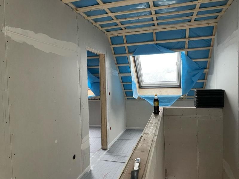 Ein im Bau befindlicher Raum mit einem Oberlicht in der Decke.