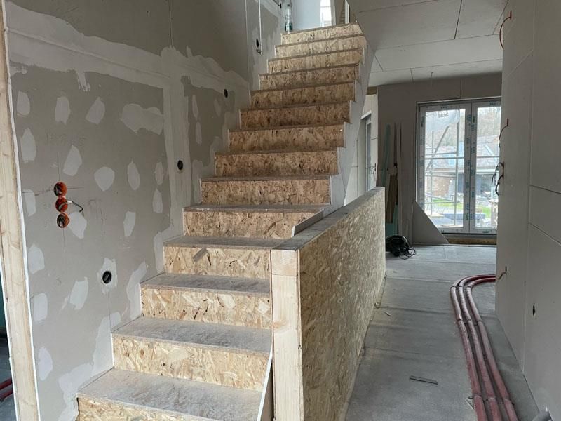 In einem Haus wird eine Treppe gebaut.