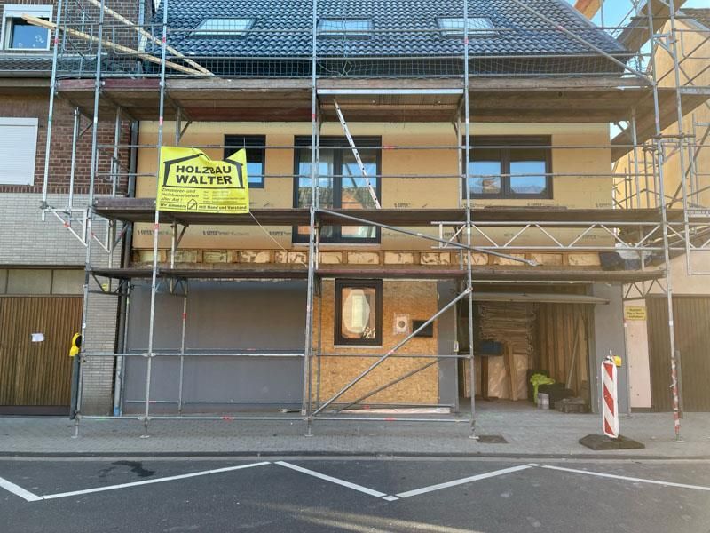 Ein im Bau befindliches Gebäude mit einem Gerüst an der Seite.