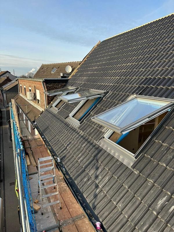 Ein Dach mit vielen Oberlichtern.