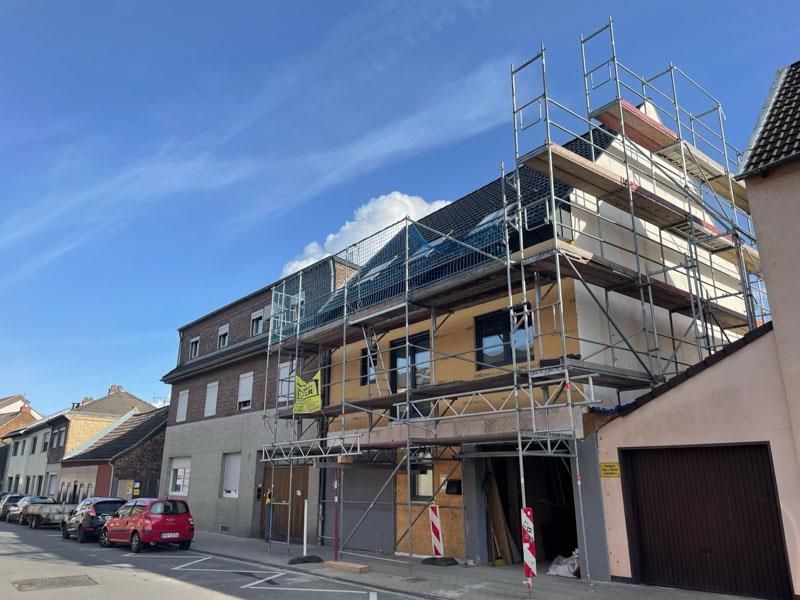 Ein im Bau befindliches Gebäude mit einem Gerüst an der Seite.
