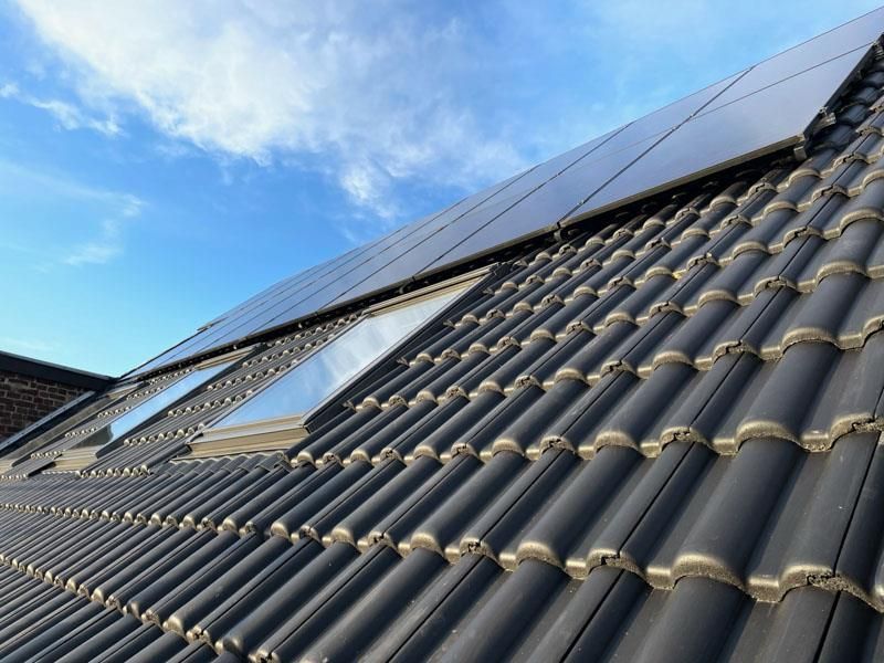 Ein Dach mit Oberlicht und Solarmodulen darauf