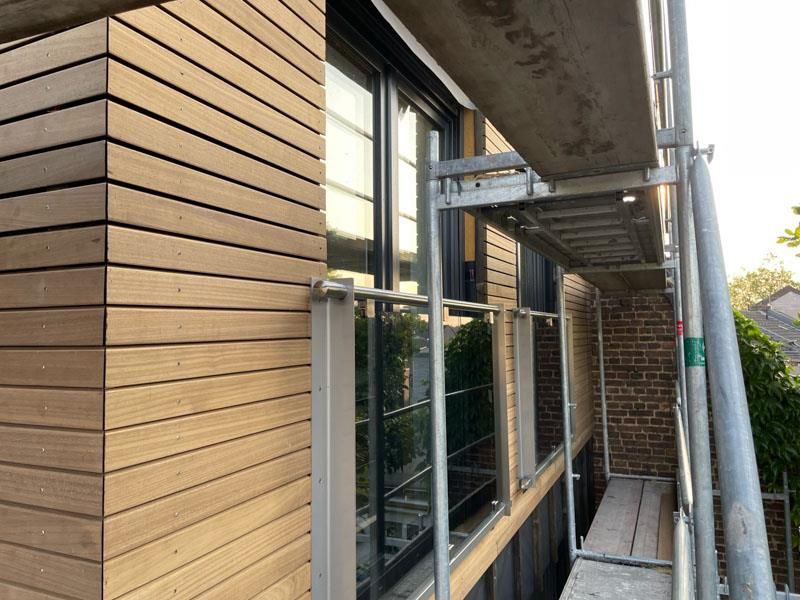 Ein Gebäude mit Gerüst an der Seite