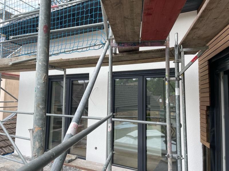 Ein im Bau befindliches Gebäude mit einem Gerüst an der Seite.