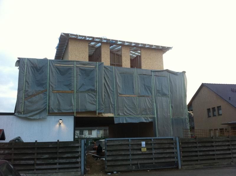 Ein Gebäude mit einer Plane darauf, auf der 