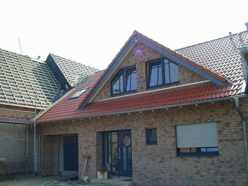 Ein Backsteinhaus mit einem roten Ziegeldach