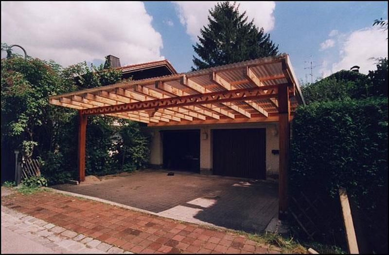 Eine Garage mit einer hölzernen Pergola darüber