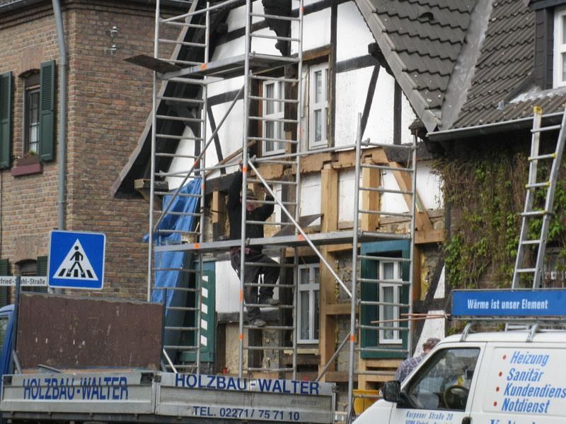 Ein weißer Lastwagen mit dem Wort Walter darauf