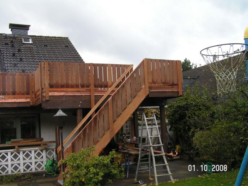 Ein Bild von einem Holzdeck und Treppen wurde am 1. Oktober 2009 aufgenommen