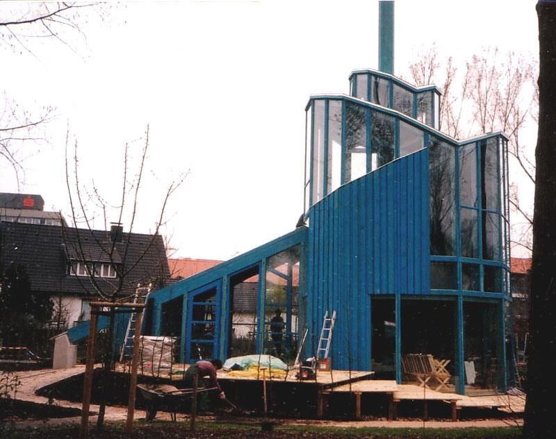 Ein blaues Gebäude mit vielen Fenstern wird gebaut