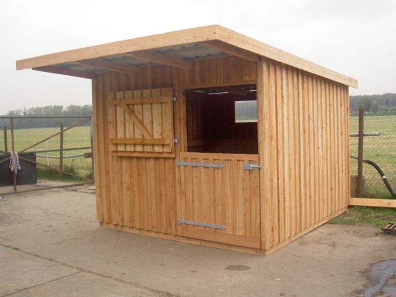 Ein kleiner Holzschuppen mit Dach und Fenster