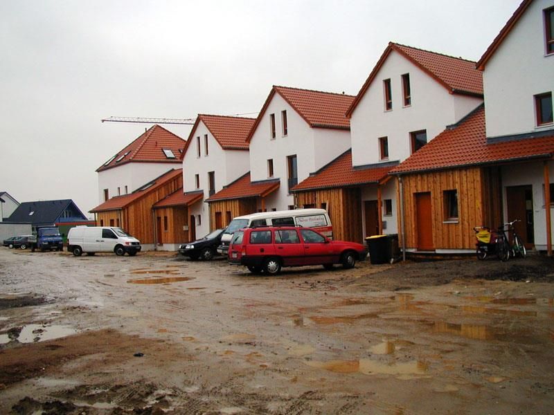 Ein roter Lieferwagen steht vor einer Häuserzeile