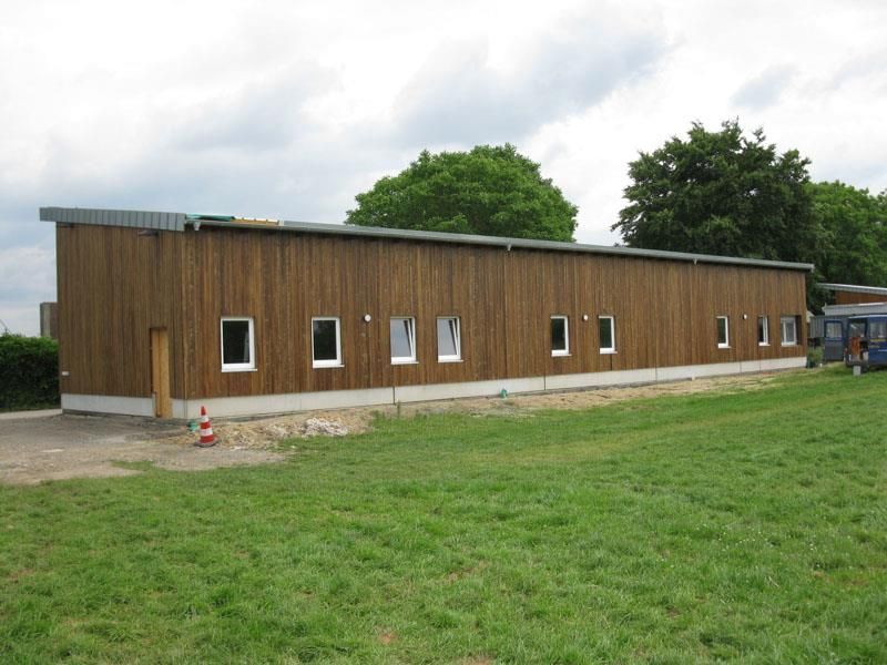 Ein großes Holzgebäude mit vielen Fenstern