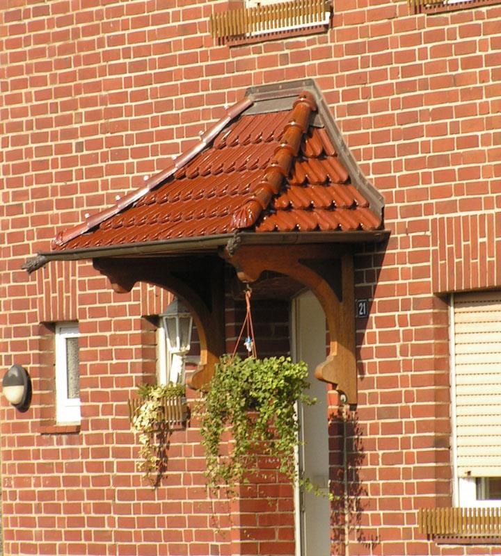 Ein Backsteingebäude mit einem roten Ziegeldach