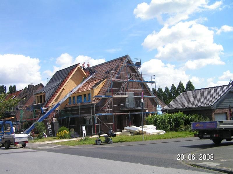 Ein LKW steht vor einem Haus, das gerade gebaut wird