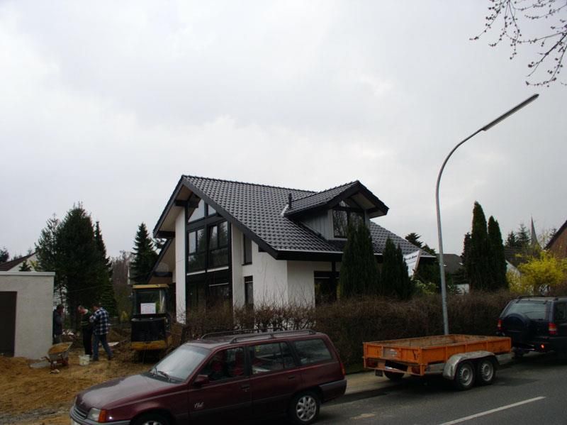Ein roter Lieferwagen steht vor einem Haus