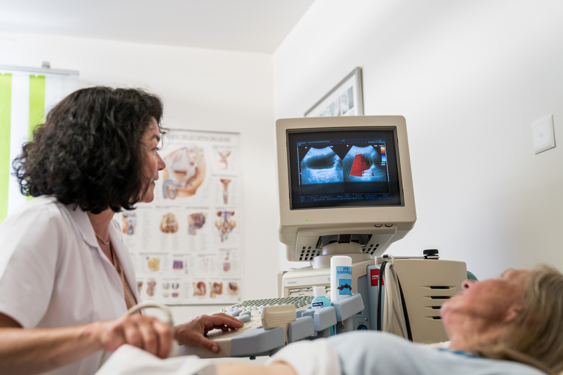 Eine Frau bekommt von einem Arzt eine Ultraschalluntersuchung.