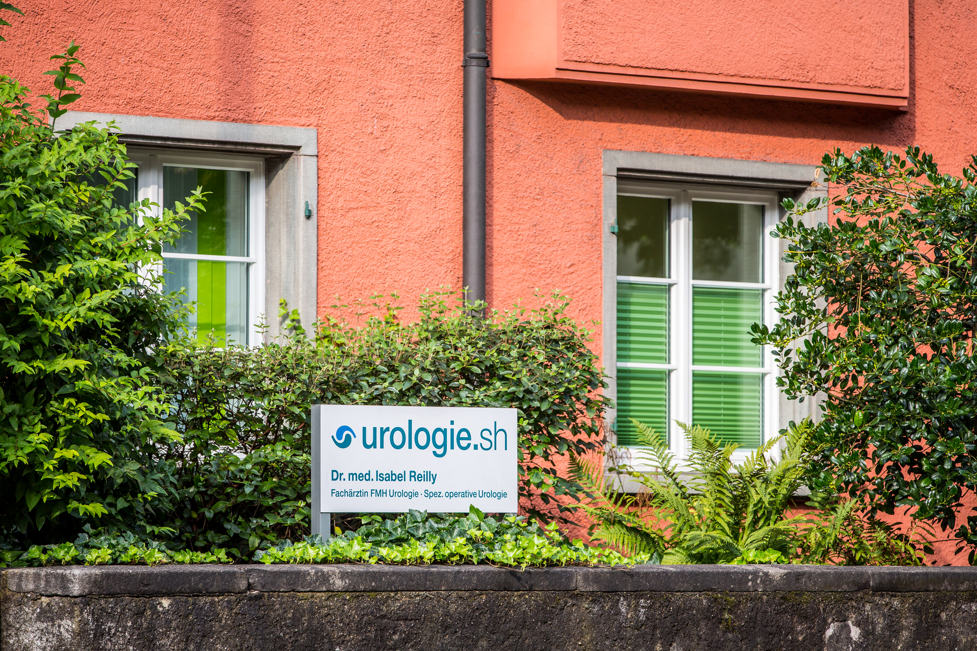 Ein Schild an der Seite eines Gebäudes sagt urologie.ch