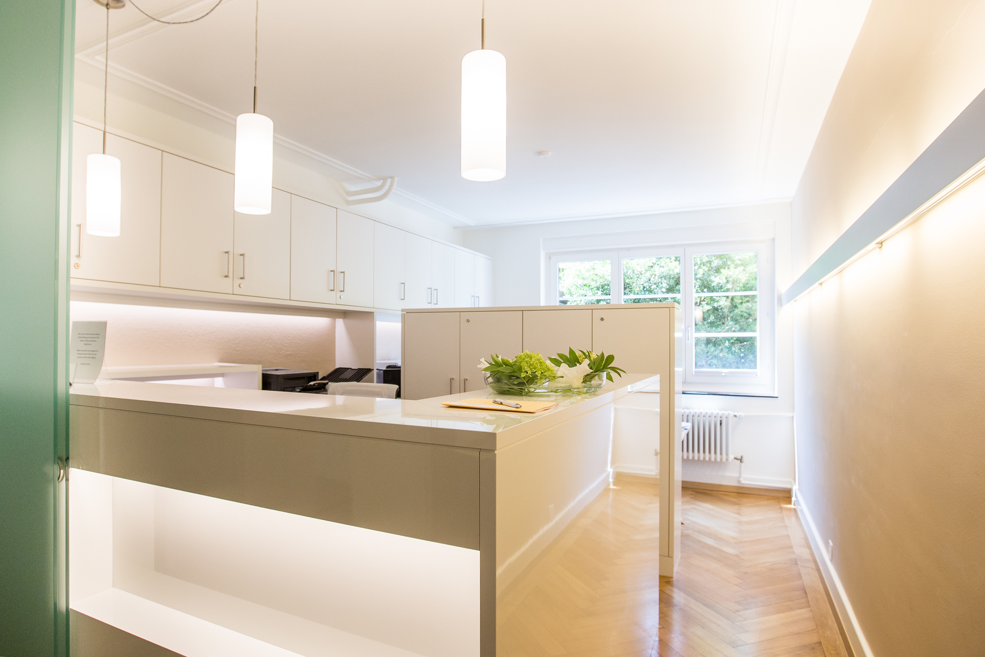 Ein langer Flur mit einer Theke in der Mitte.