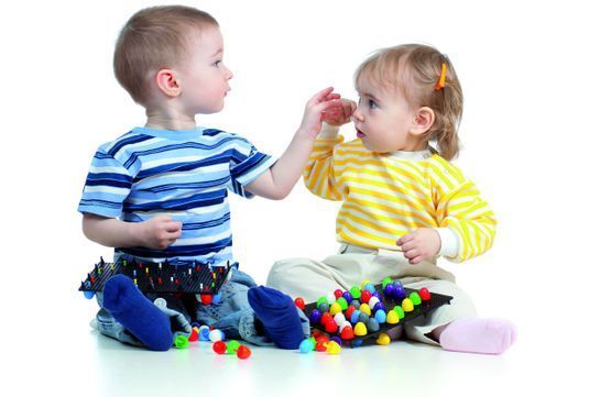 spielende Kinder - Spielhuus am See