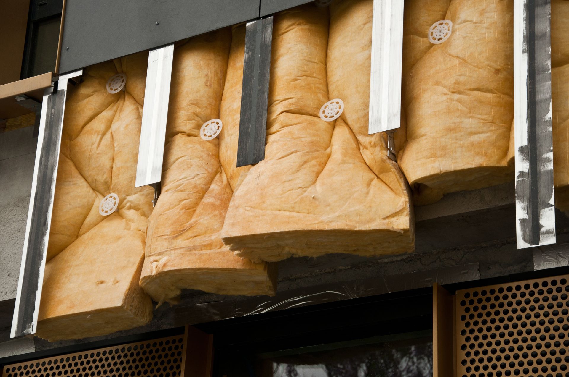Installation d'isolant sur la façade d'une habitation