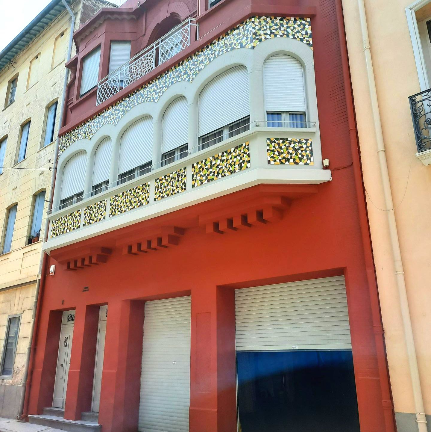 Façade peinte en rouge