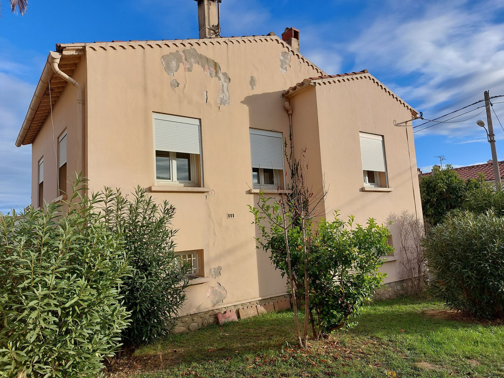 Avant un ravalement de façade d'une maison