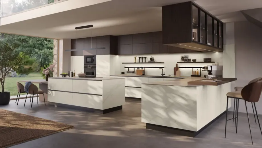 Cocina moderna con gabinetes color crema, gabinetes superiores de color marrón oscuro e isla con asientos en la barra.