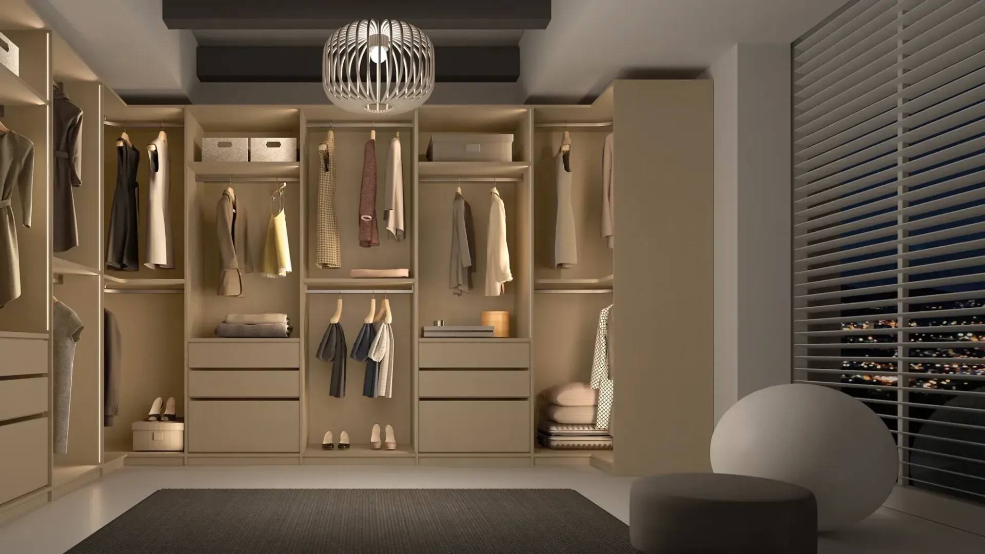 Vestidor con tonos neutros, ropa ordenada, iluminación moderna y vista a la ciudad a través de persianas.