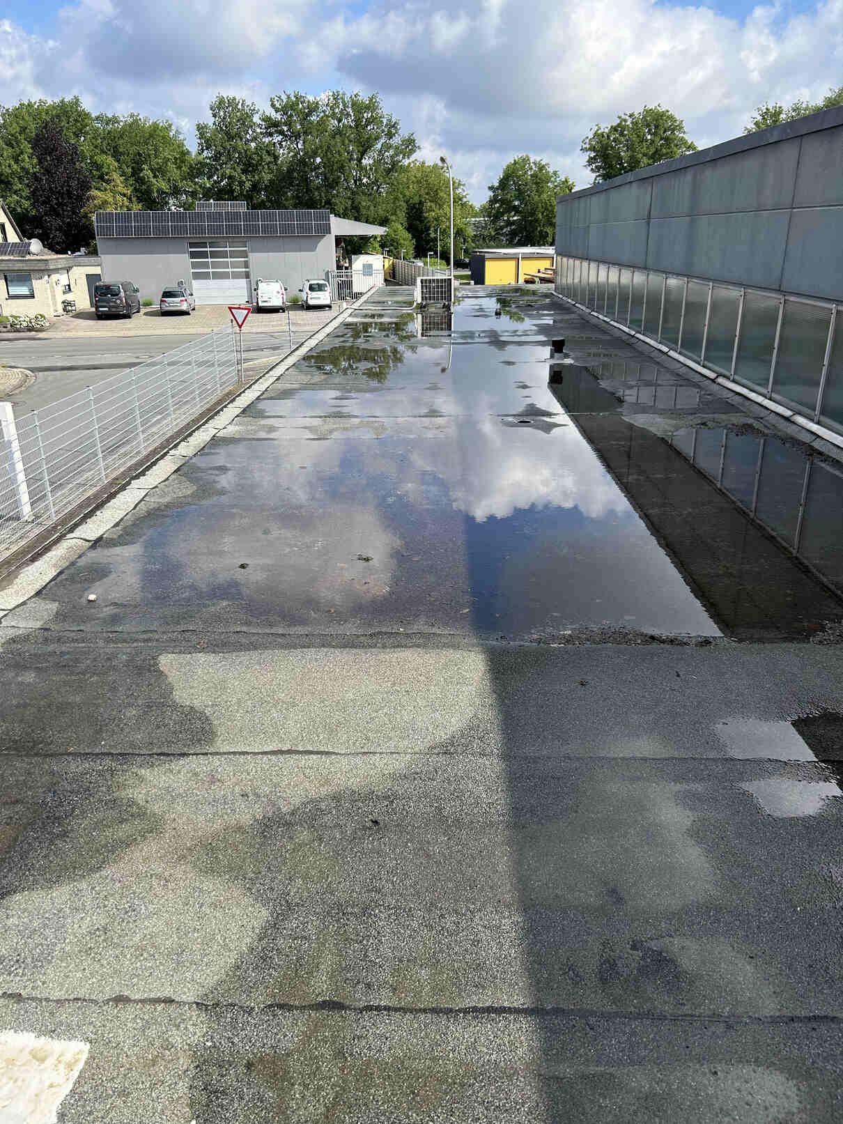 Eine große Wasserpfütze auf dem Dach eines Gebäudes.