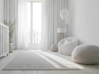 Una sala de estar blanca con alfombra, silla, lámpara y ventana.