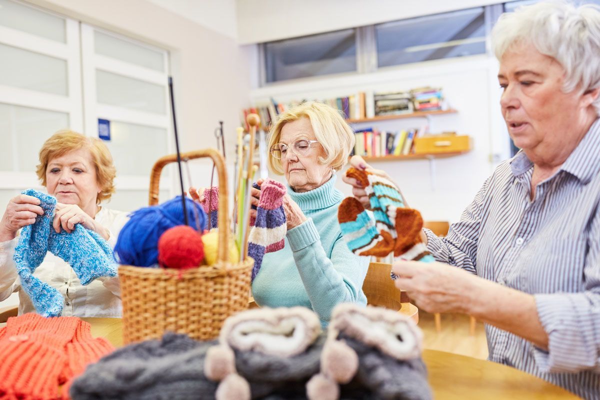 Des dames qui tricotent des chaussettes pour leurs petits-enfants