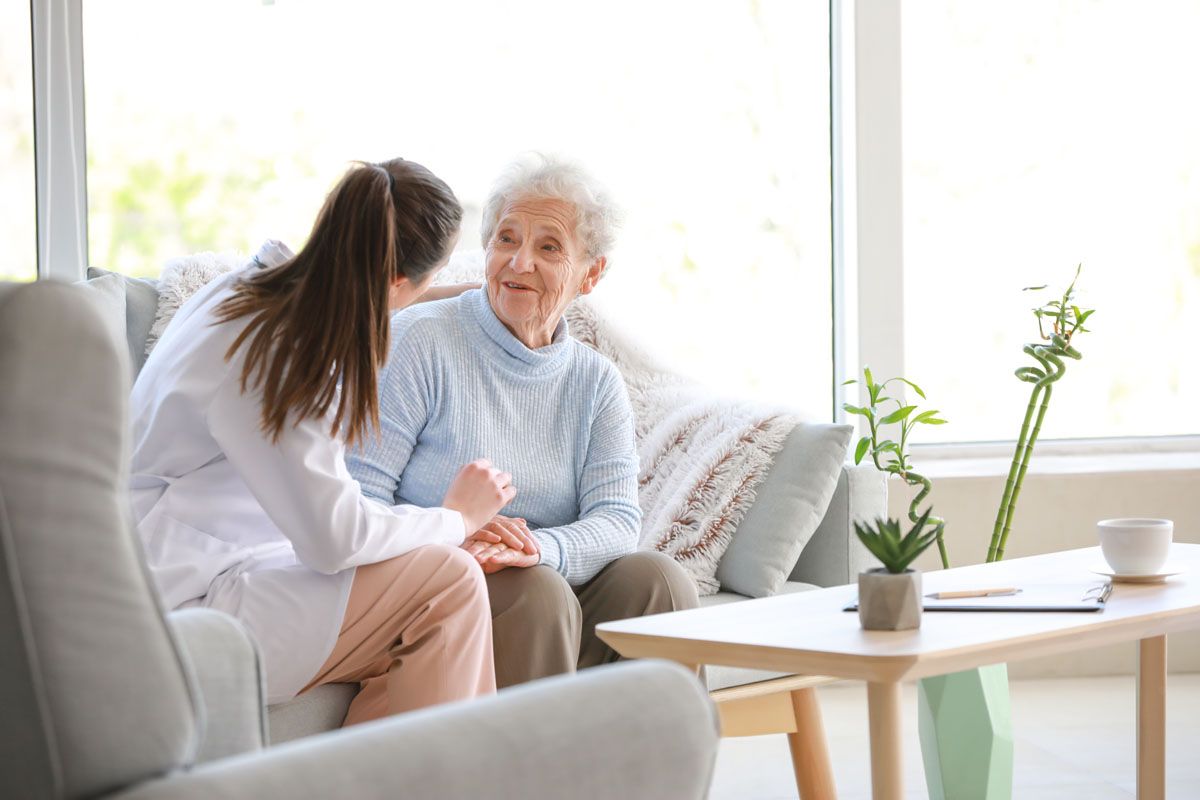 Une discussion profonde entre une soignante et une dame âgée
