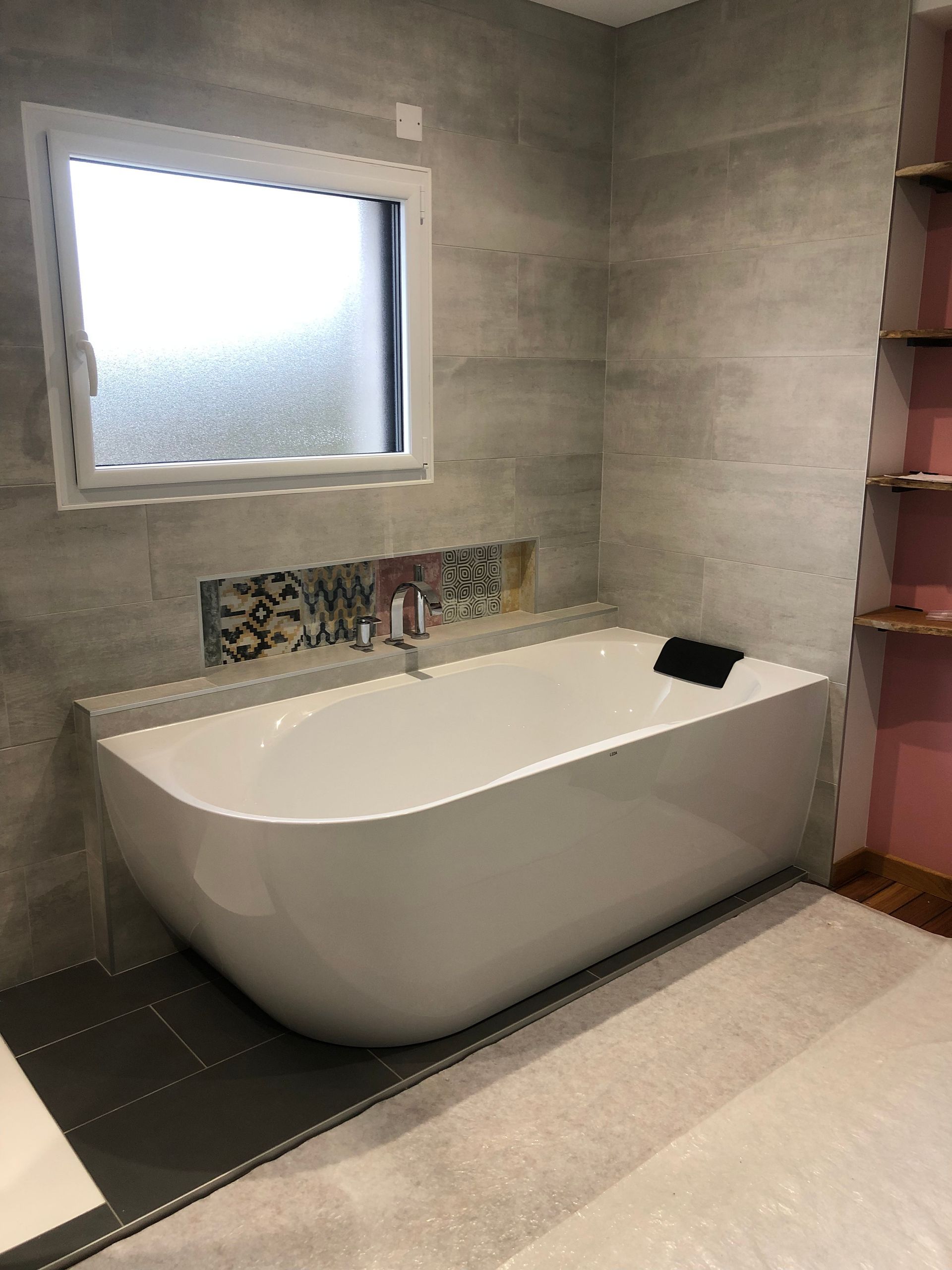 Baignoire dans une salle de bains