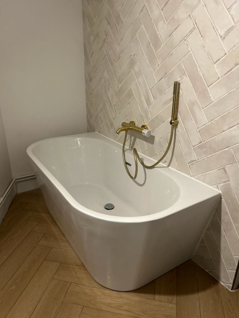 Baignoire avec carrelage chevron