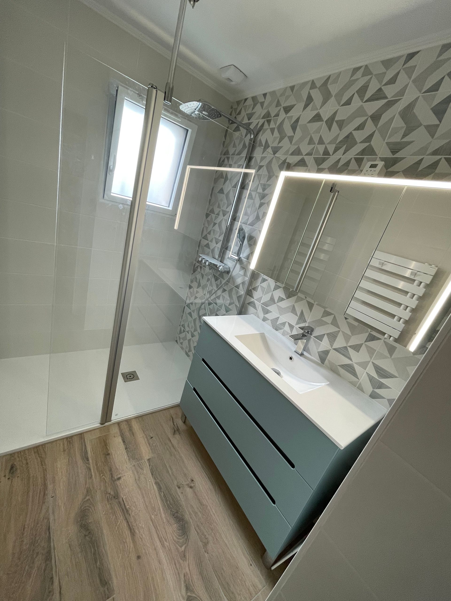 Meuble vasque avec douche et miroir