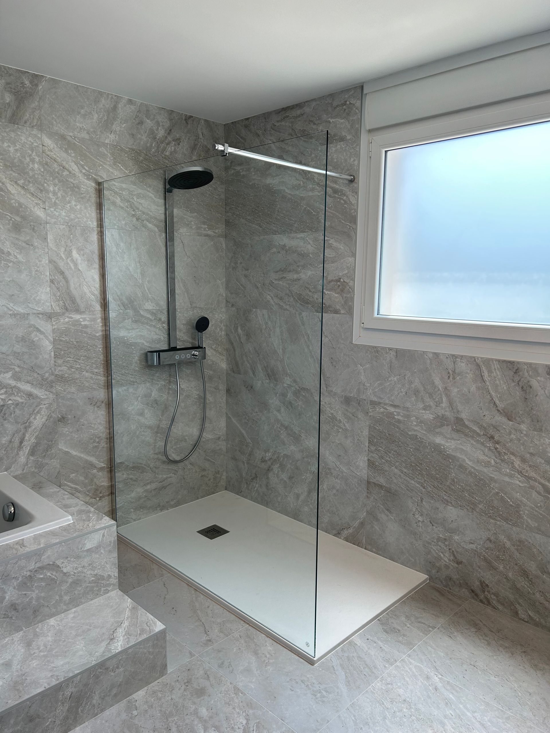 Douche carrelée avec effet marbre