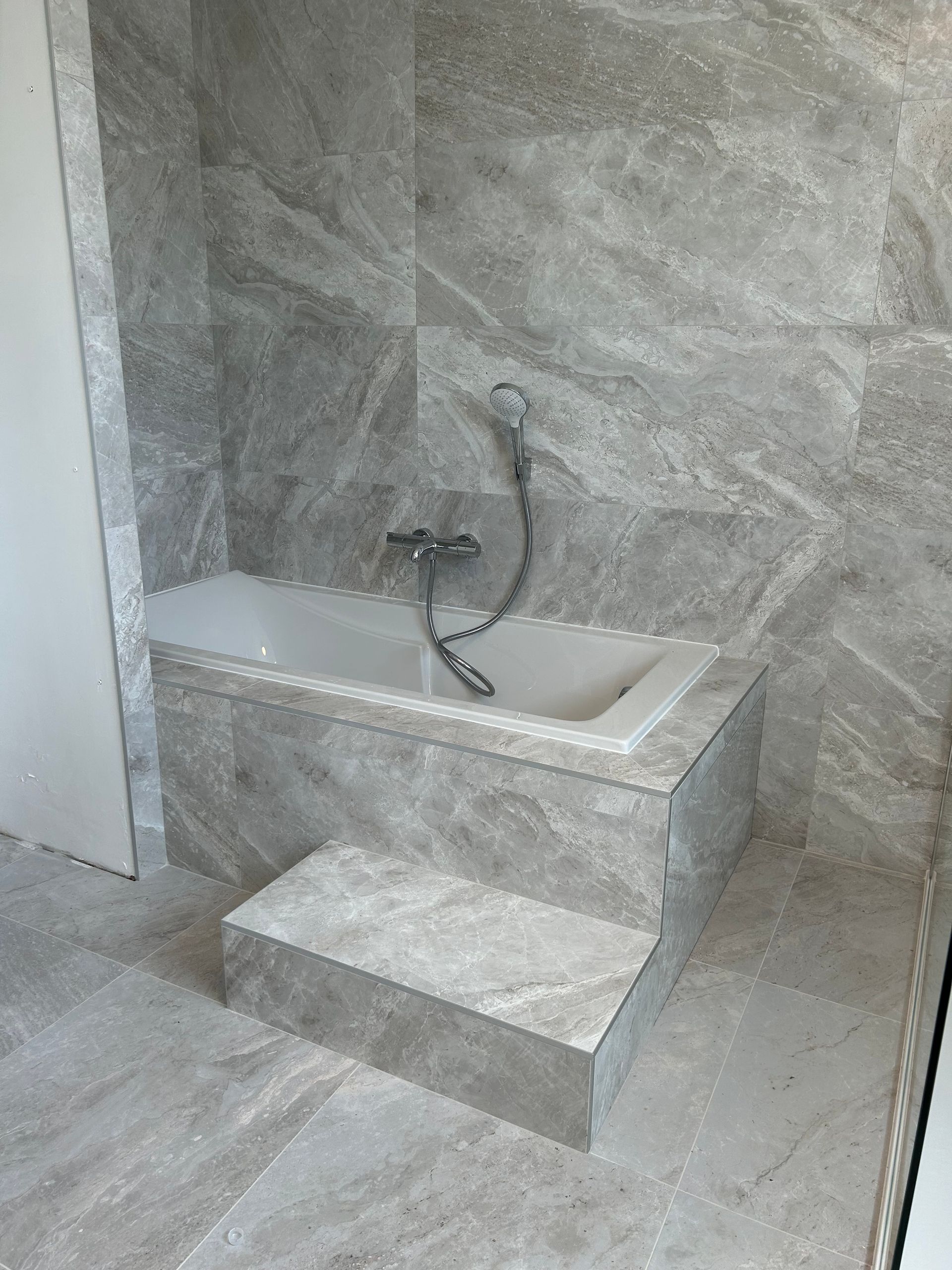 Salle de bains avec carrelage effet marbre