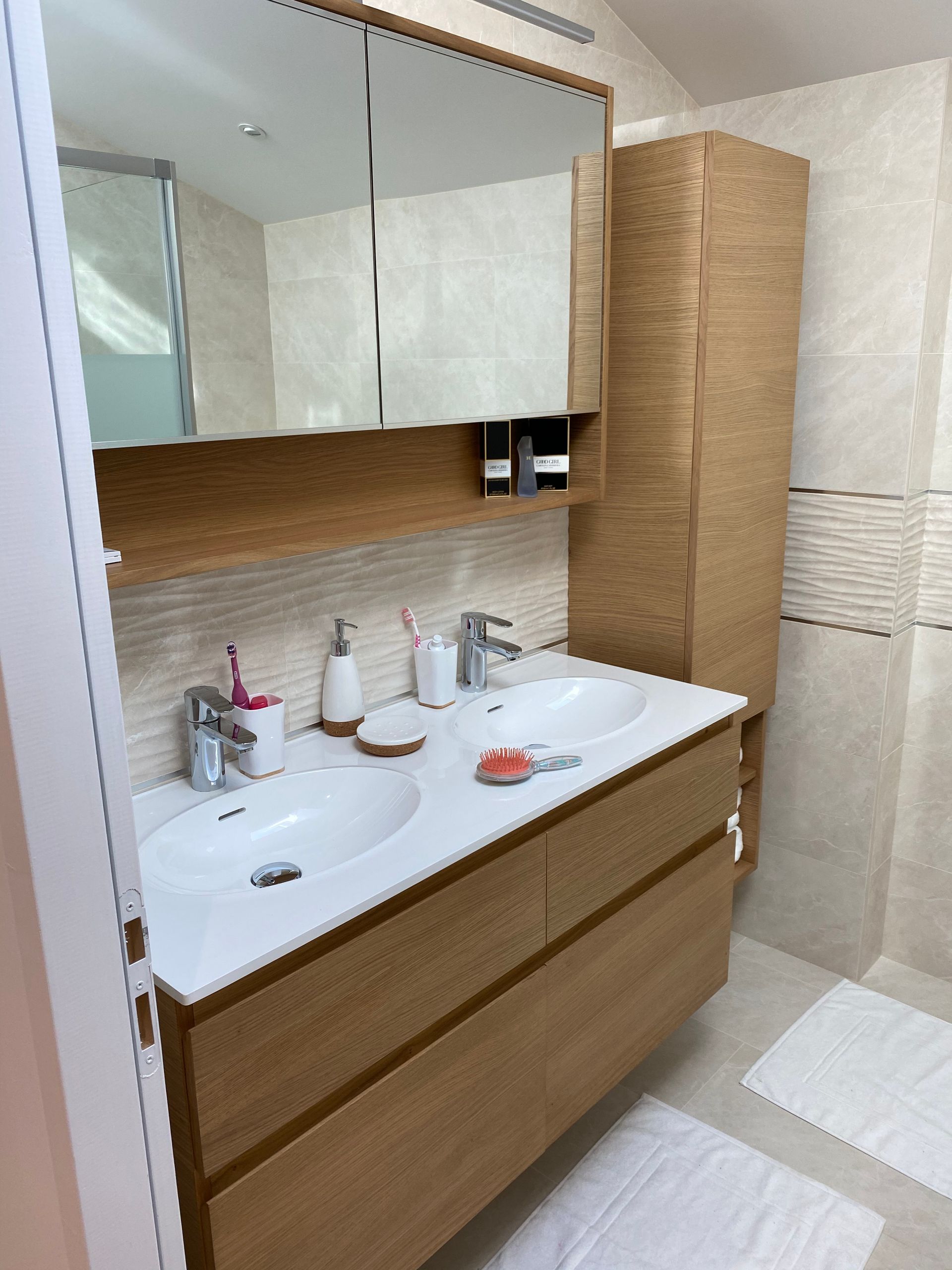 Meuble vasque en bois et faïence beige