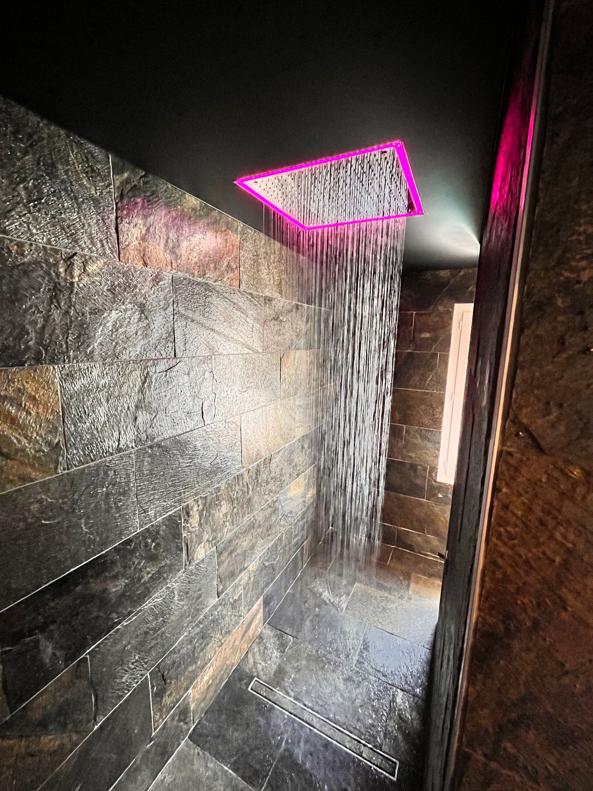 Carrelage effet pierre sur murs de douche