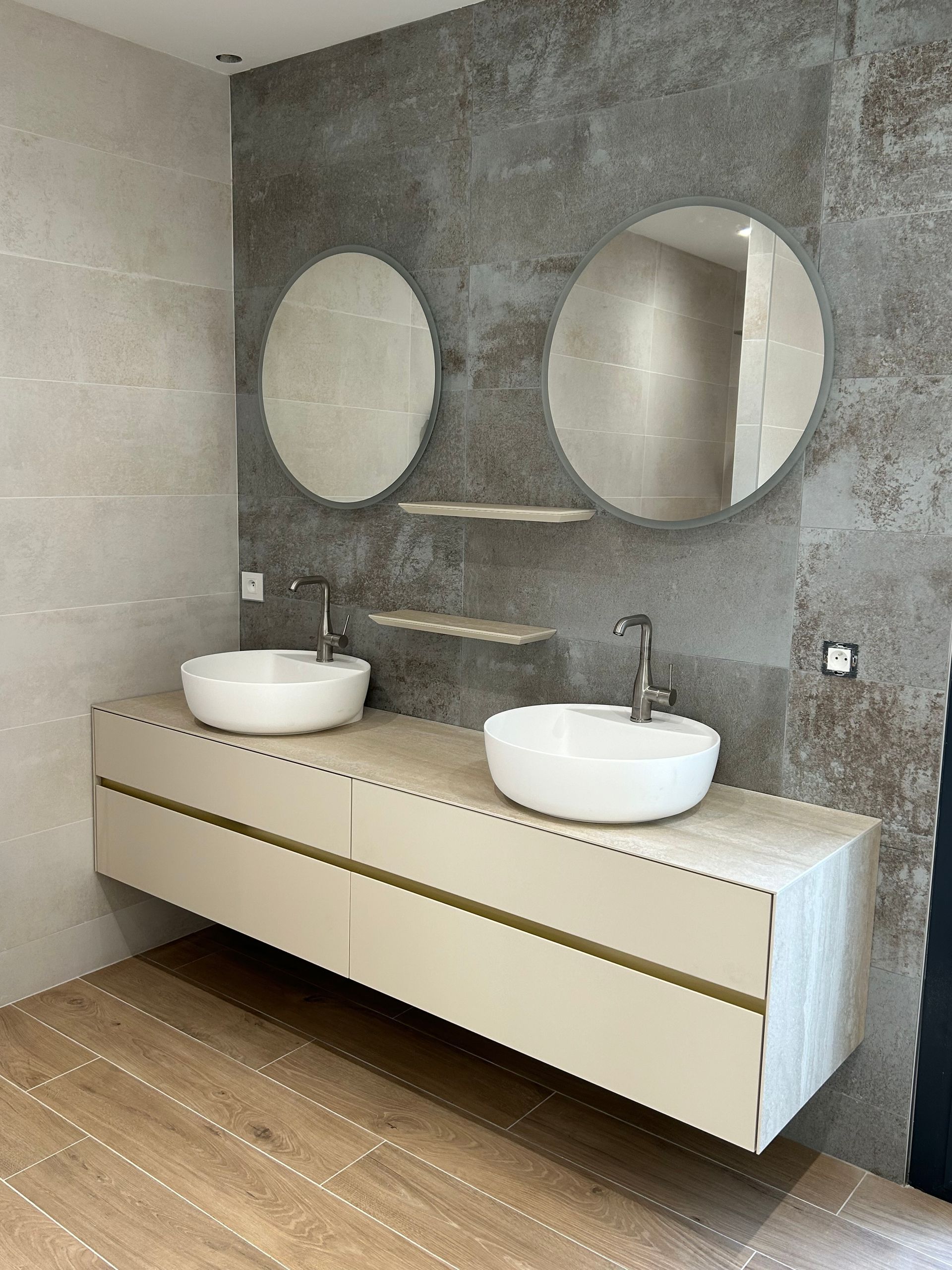 Salle de bains carrelage gris