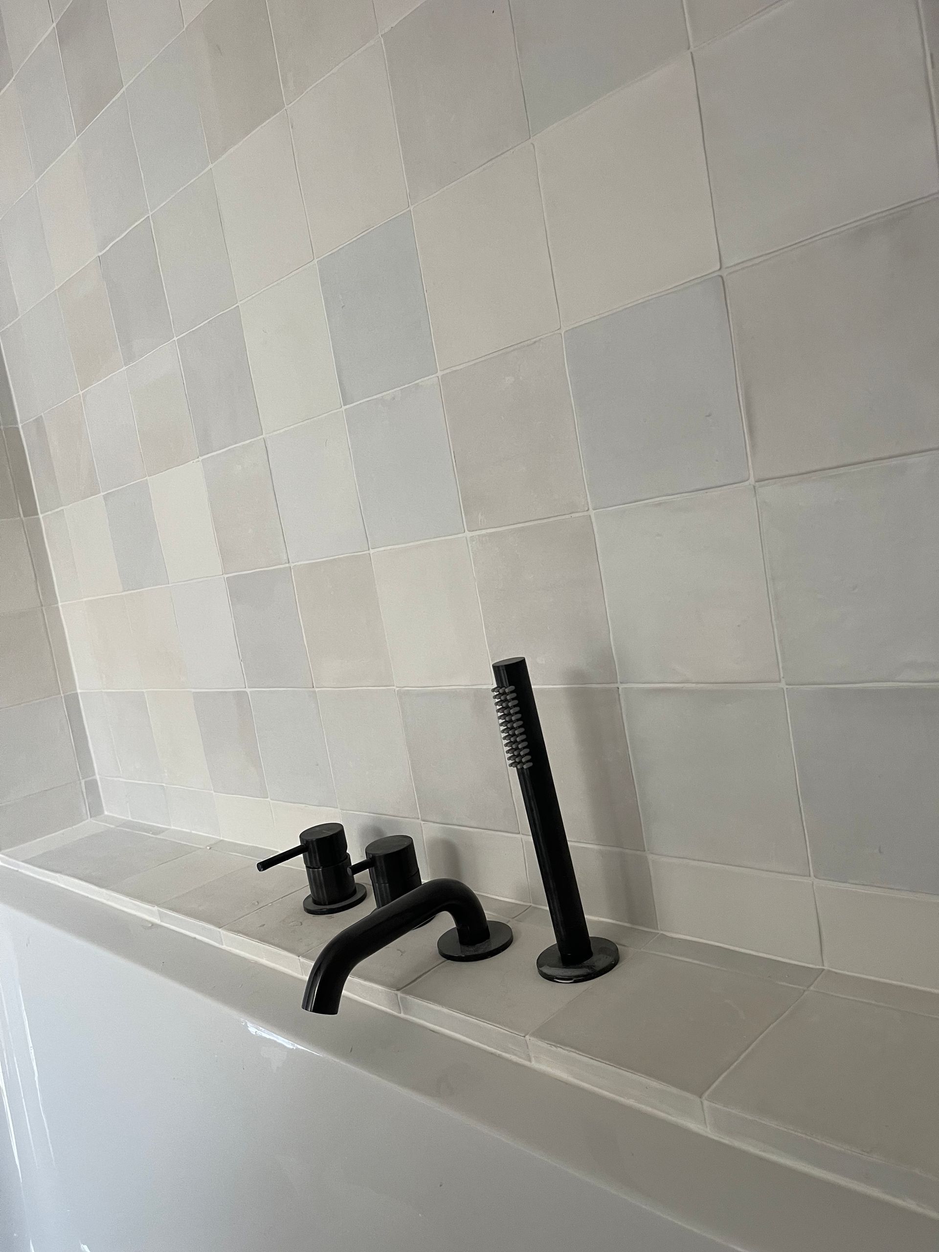 Carrelage et robinetterie noire