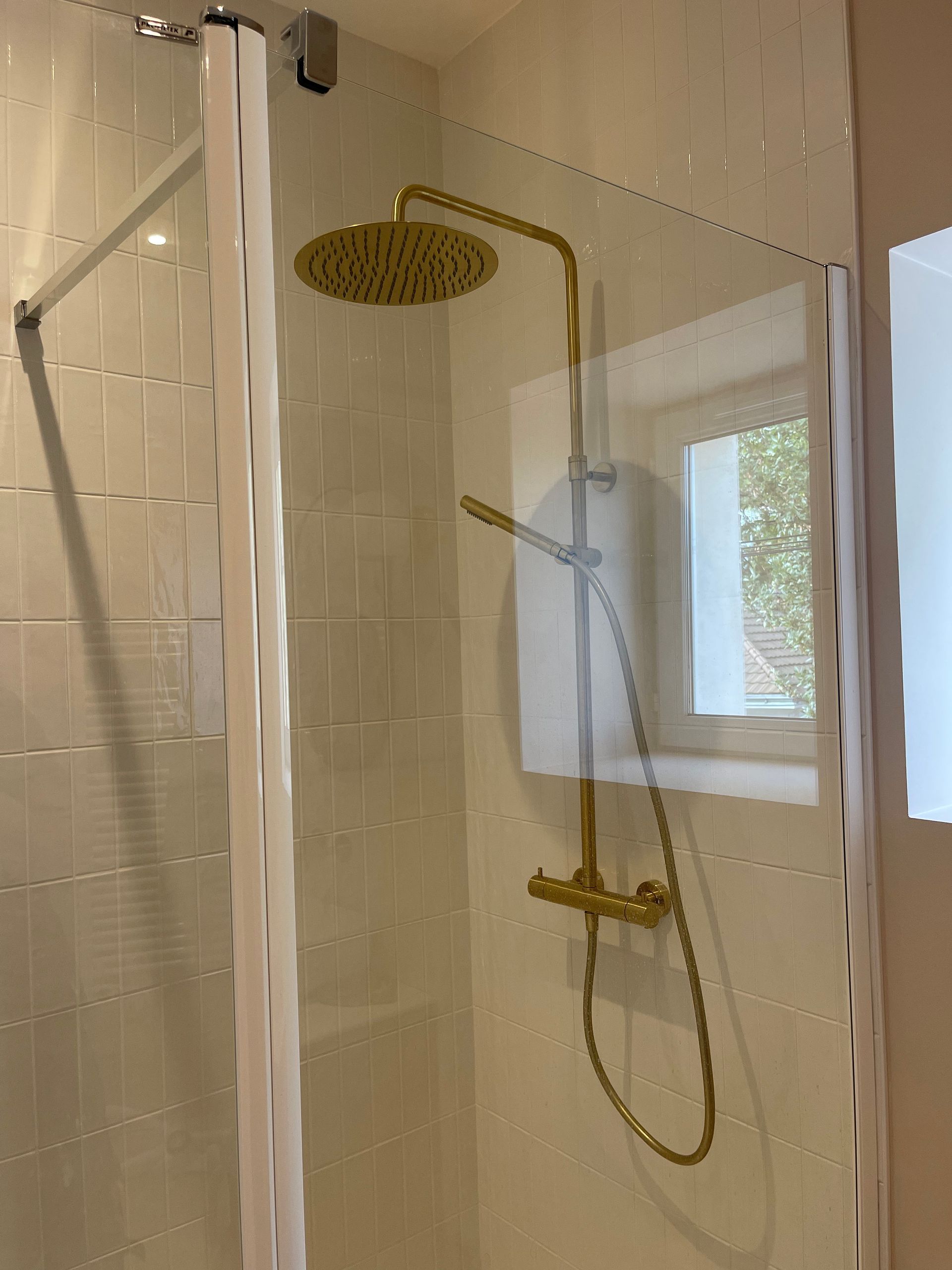 Douche avec paroi en verre