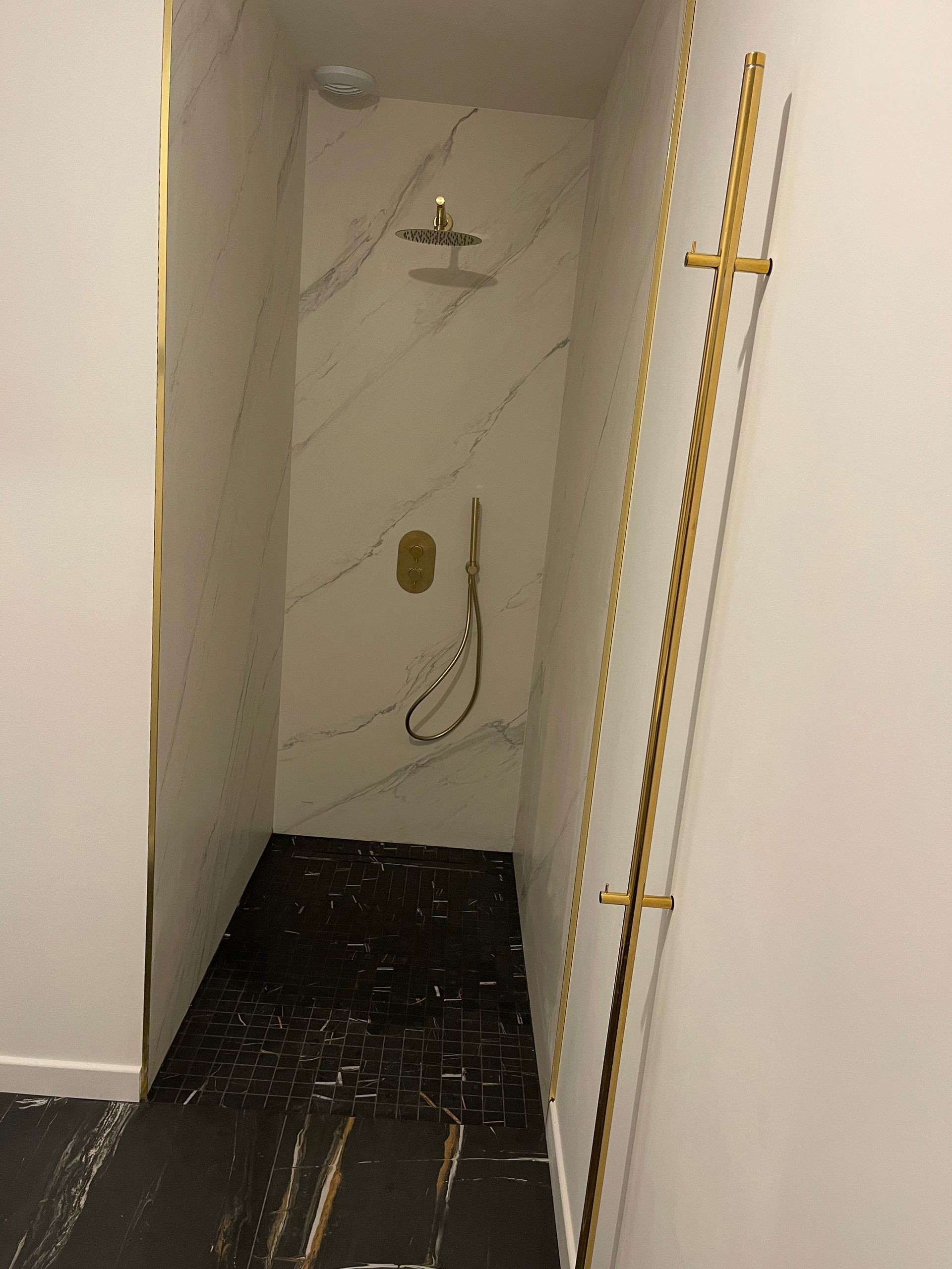 Douche avec carrelage en marbre