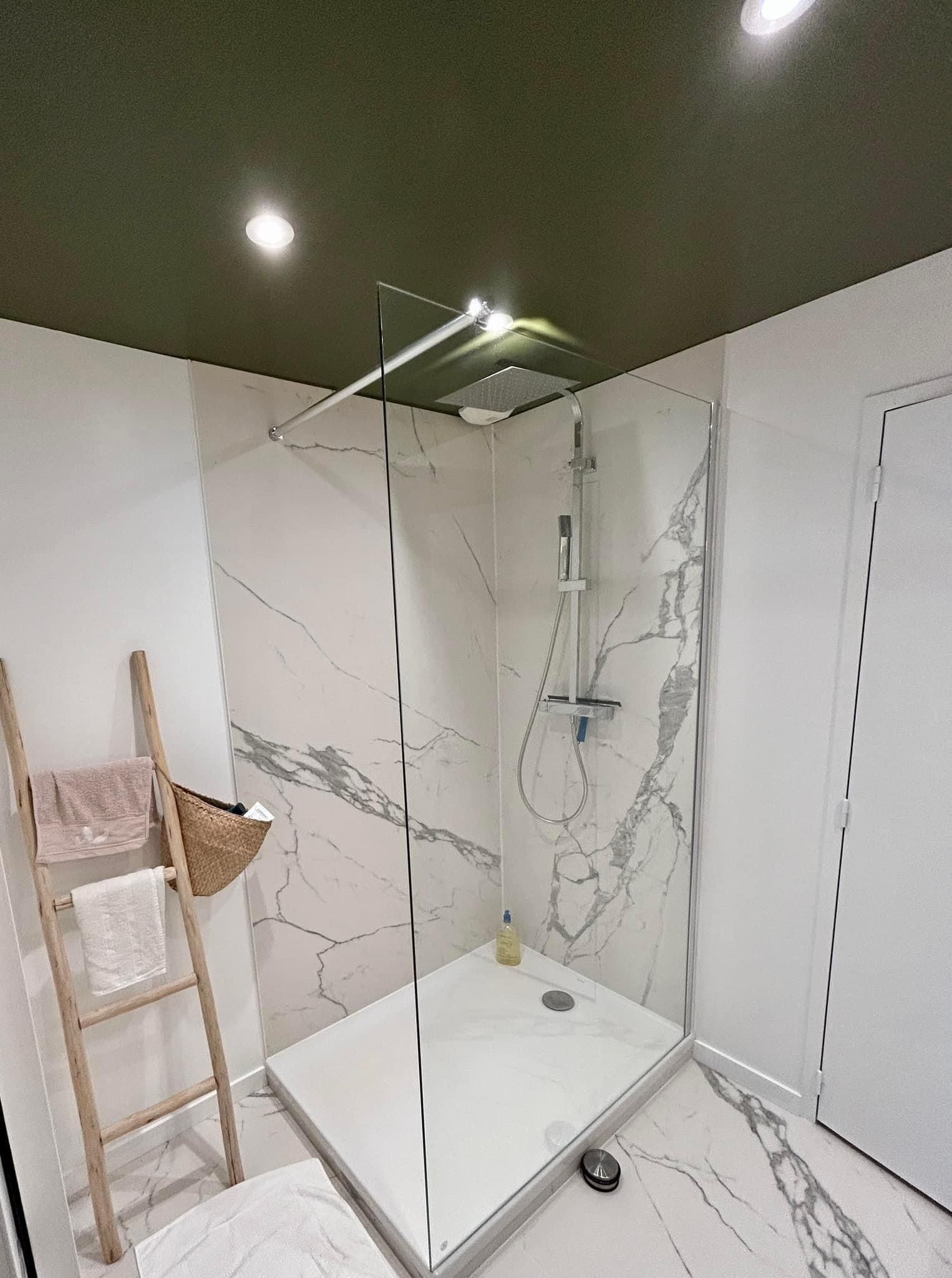 Douche blanche et carrelage effet marbre