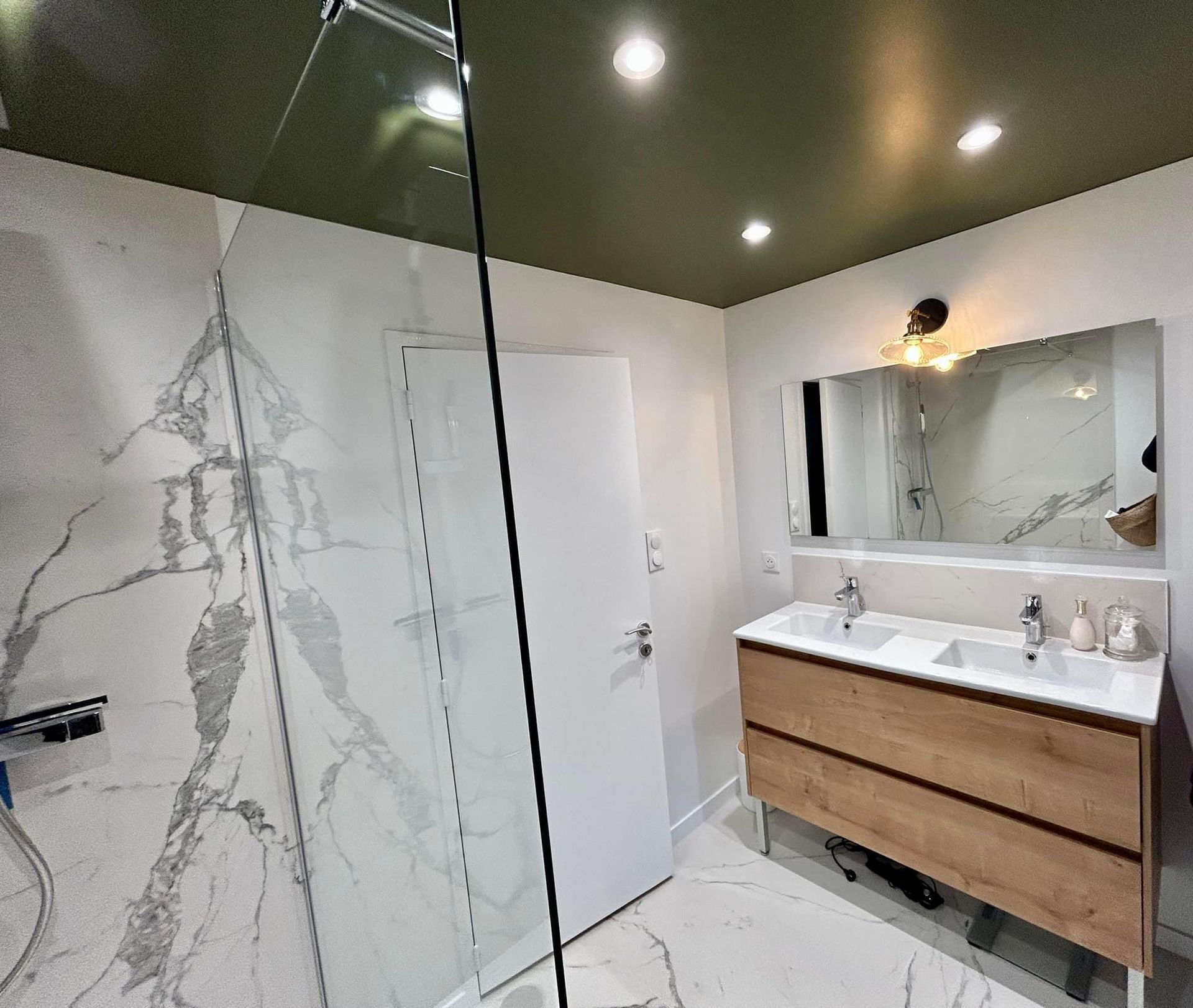 Salle de bains blanche