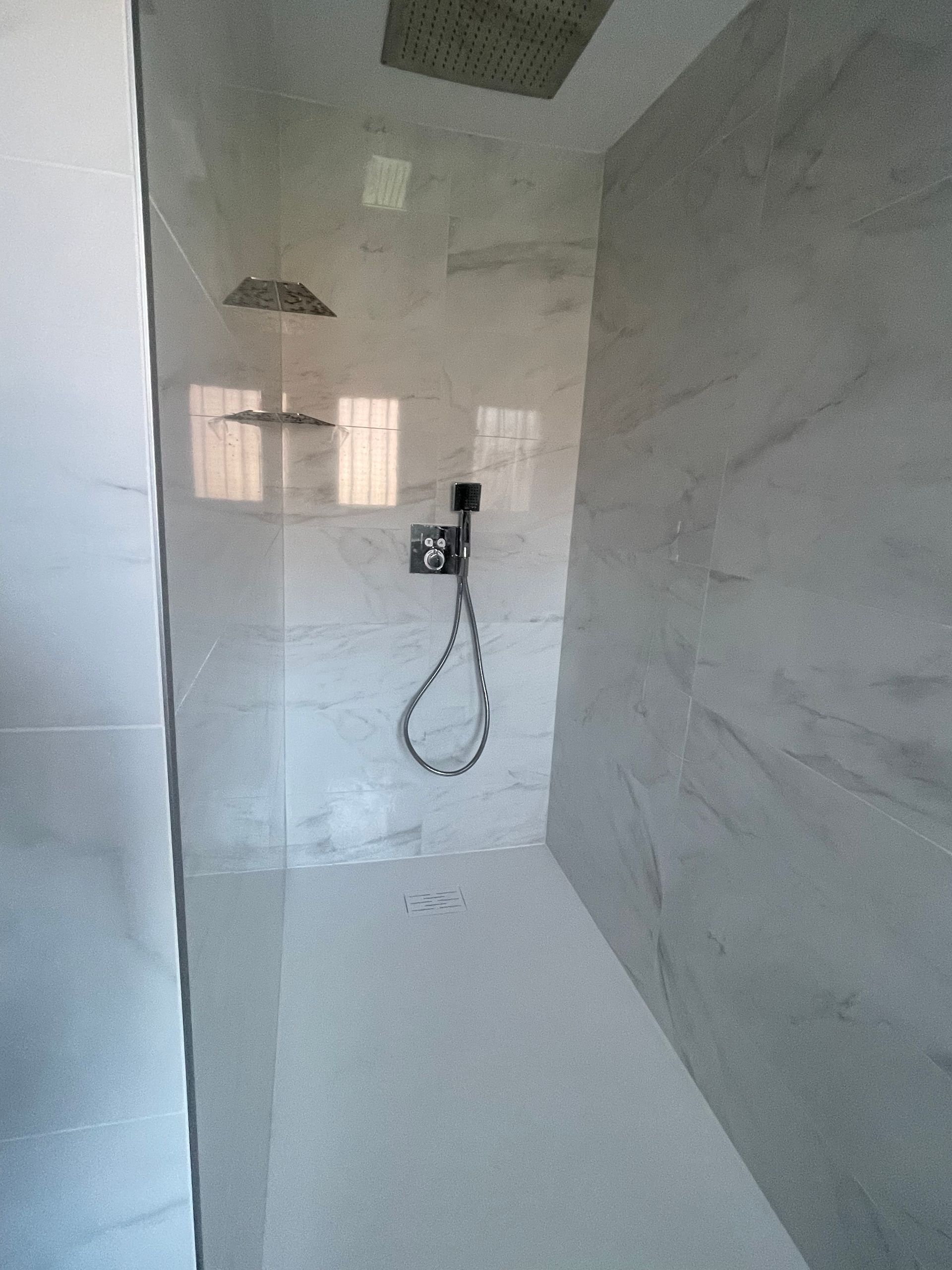 Douche avec robinetterie
